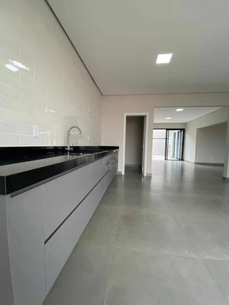 Casa de Condomínio à venda com 3 quartos, 220m² - Foto 3