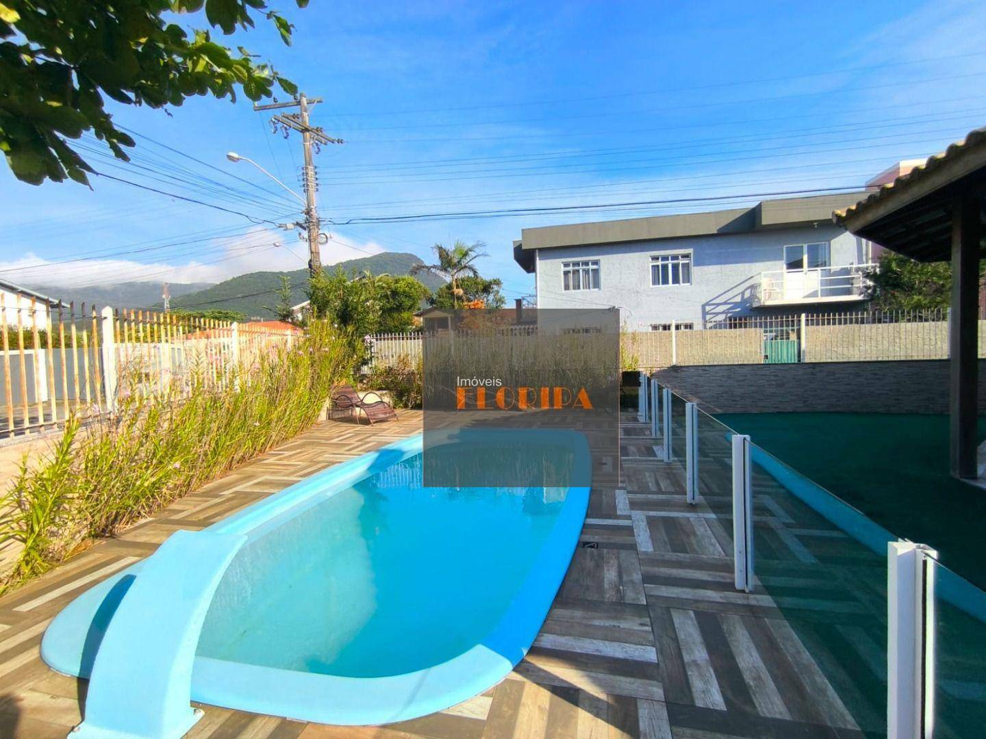 Casa à venda com 4 quartos, 200m² - Foto 1