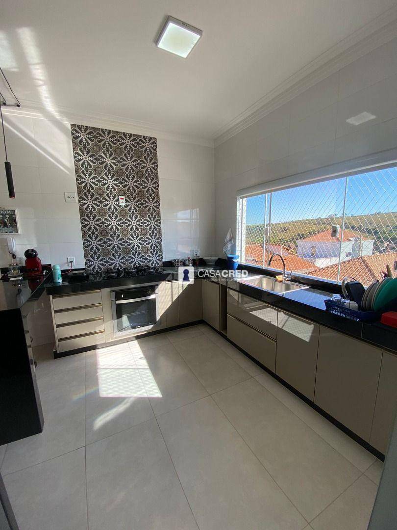 Casa à venda com 3 quartos, 220m² - Foto 4