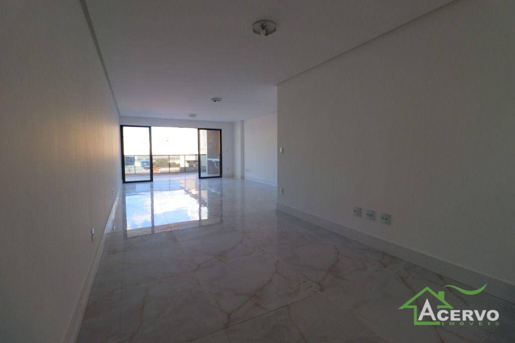 Apartamento à venda com 4 quartos, 225m² - Foto 2