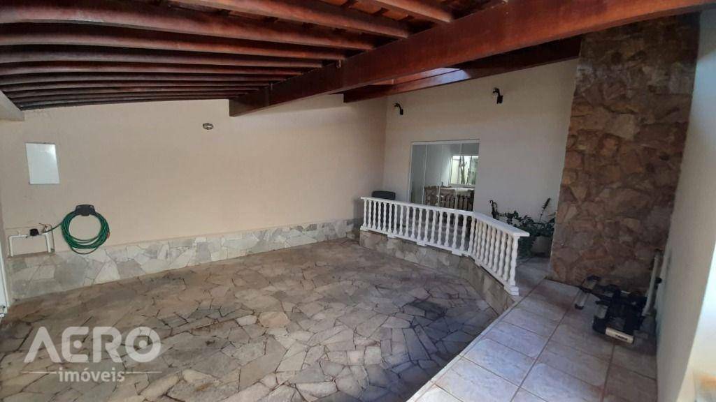 Casa à venda com 3 quartos, 221m² - Foto 2