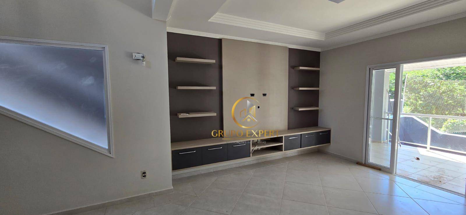 Sobrado à venda com 4 quartos, 239m² - Foto 1