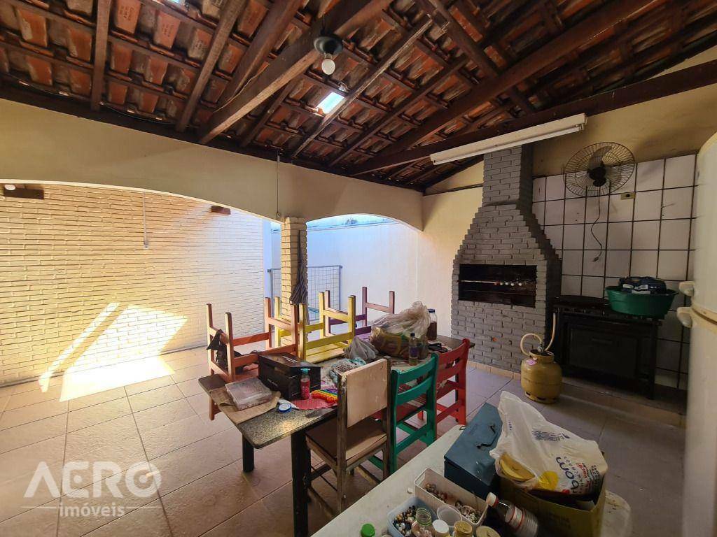 Casa à venda com 3 quartos, 214m² - Foto 1