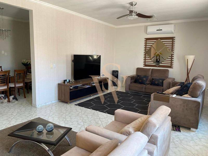 Sobrado à venda com 3 quartos, 230m² - Foto 1