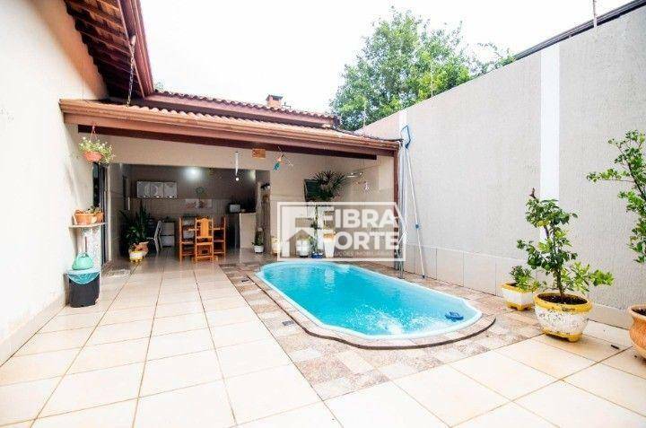 Casa à venda com 3 quartos, 221m² - Foto 1