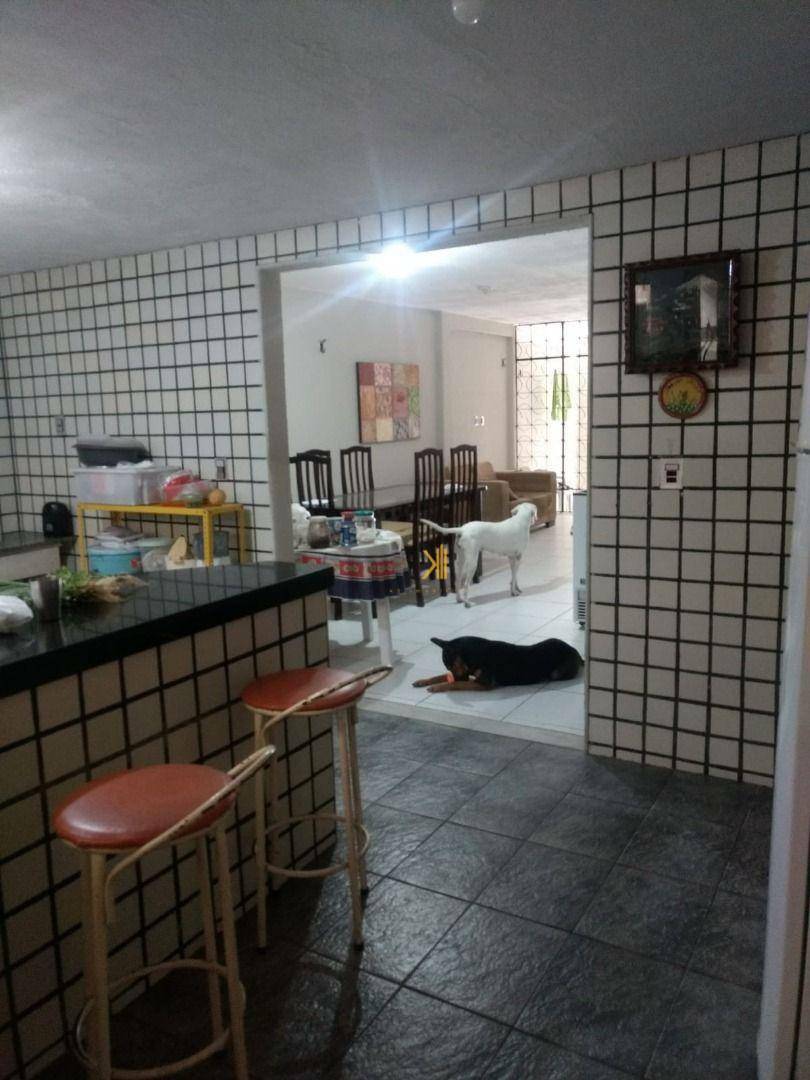 Casa à venda com 3 quartos, 198m² - Foto 2