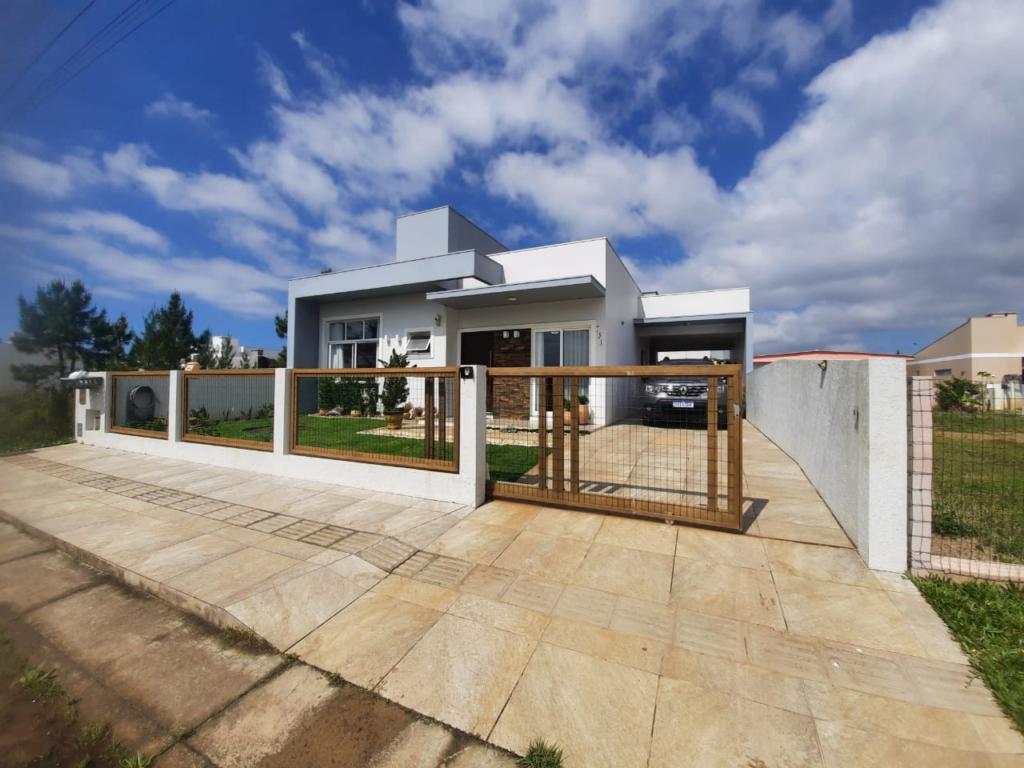 Casa à venda com 2 quartos, 108m² - Foto 1