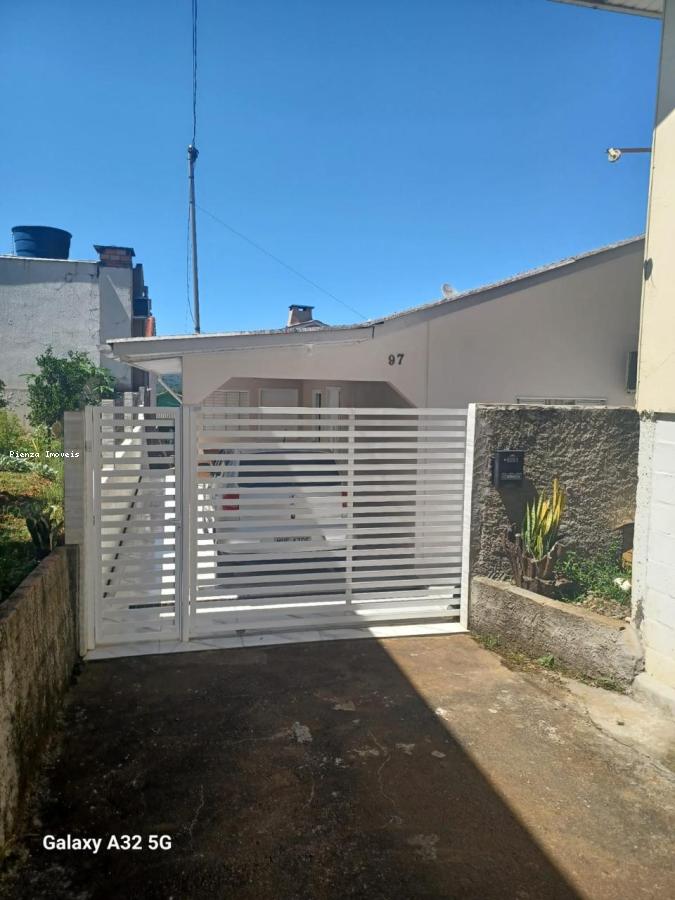 Casa à venda com 2 quartos, 187m² - Foto 1