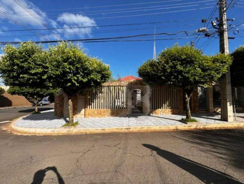 Casa, 4 quartos, 250 m² - Foto 1