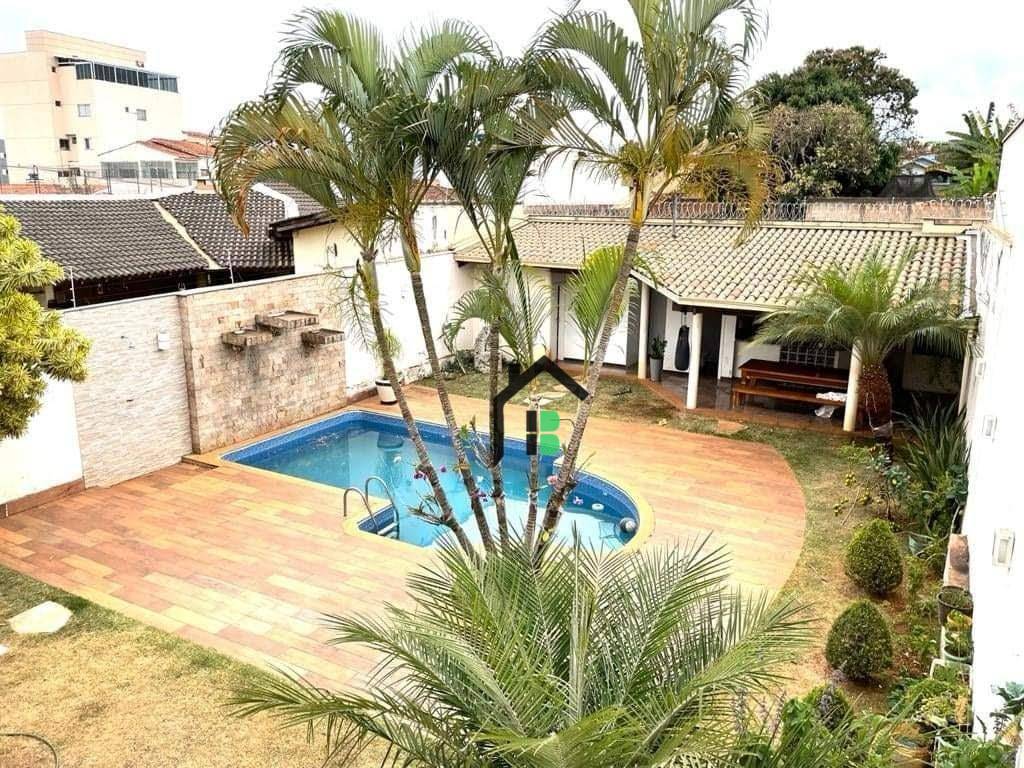 Casa, 4 quartos, 391 m² - Foto 1