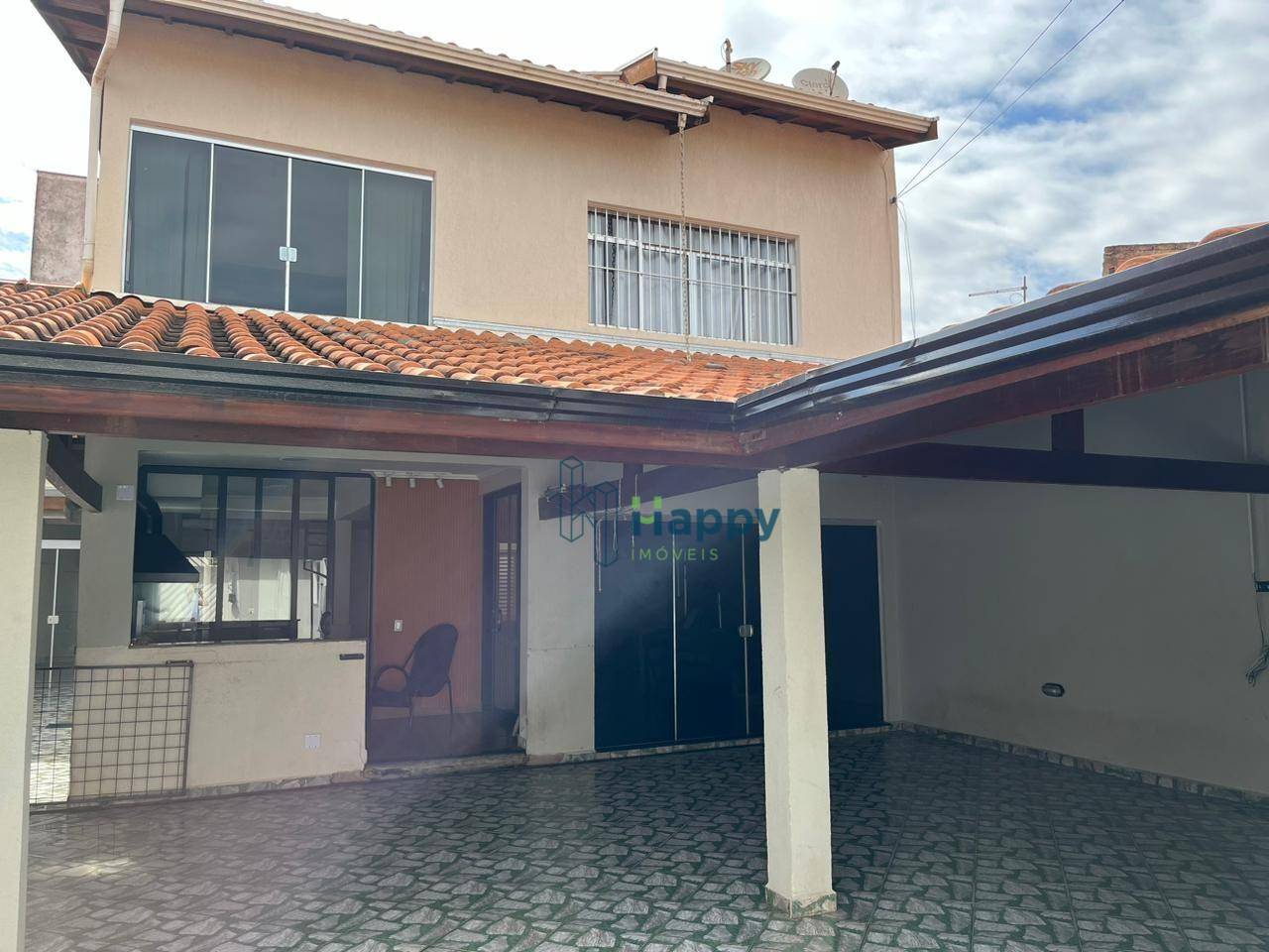 Casa à venda e aluguel com 4 quartos, 218m² - Foto 1