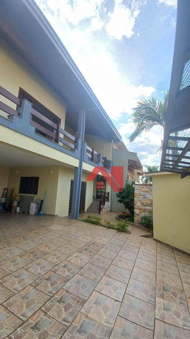 Sobrado à venda com 3 quartos, 240m² - Foto 1