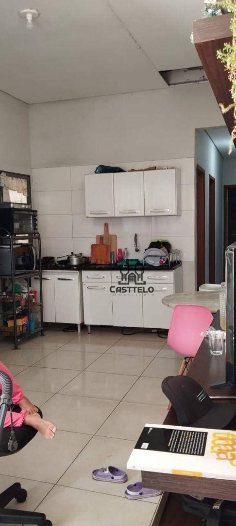 Casa à venda com 2 quartos, 65m² - Foto 2