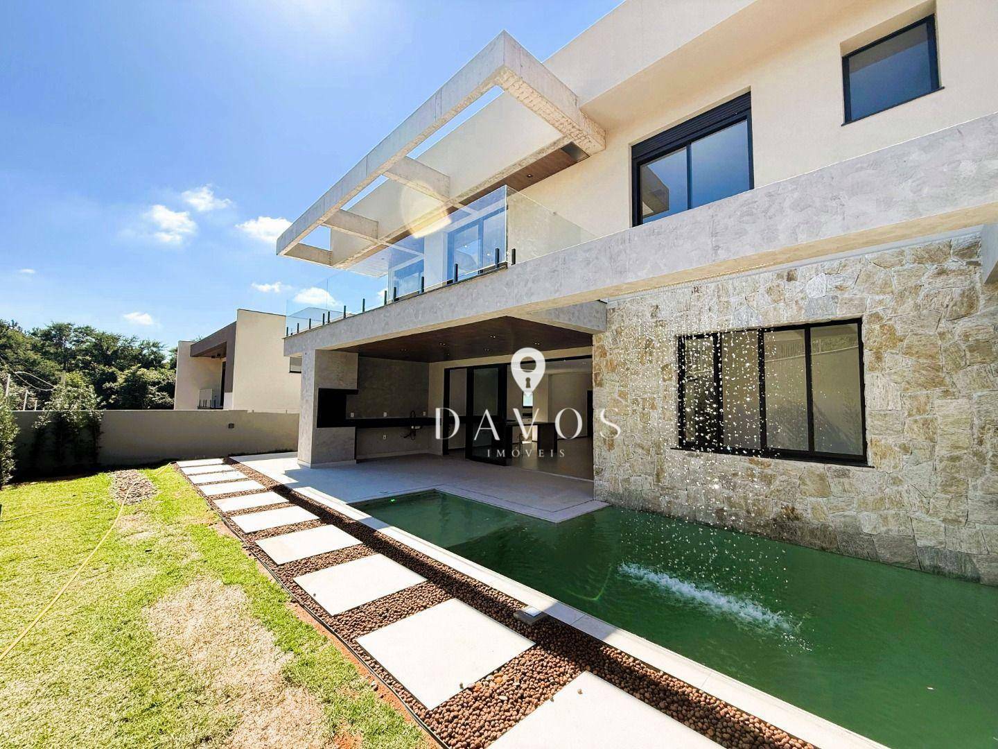 Sobrado à venda com 4 quartos, 310m² - Foto 1