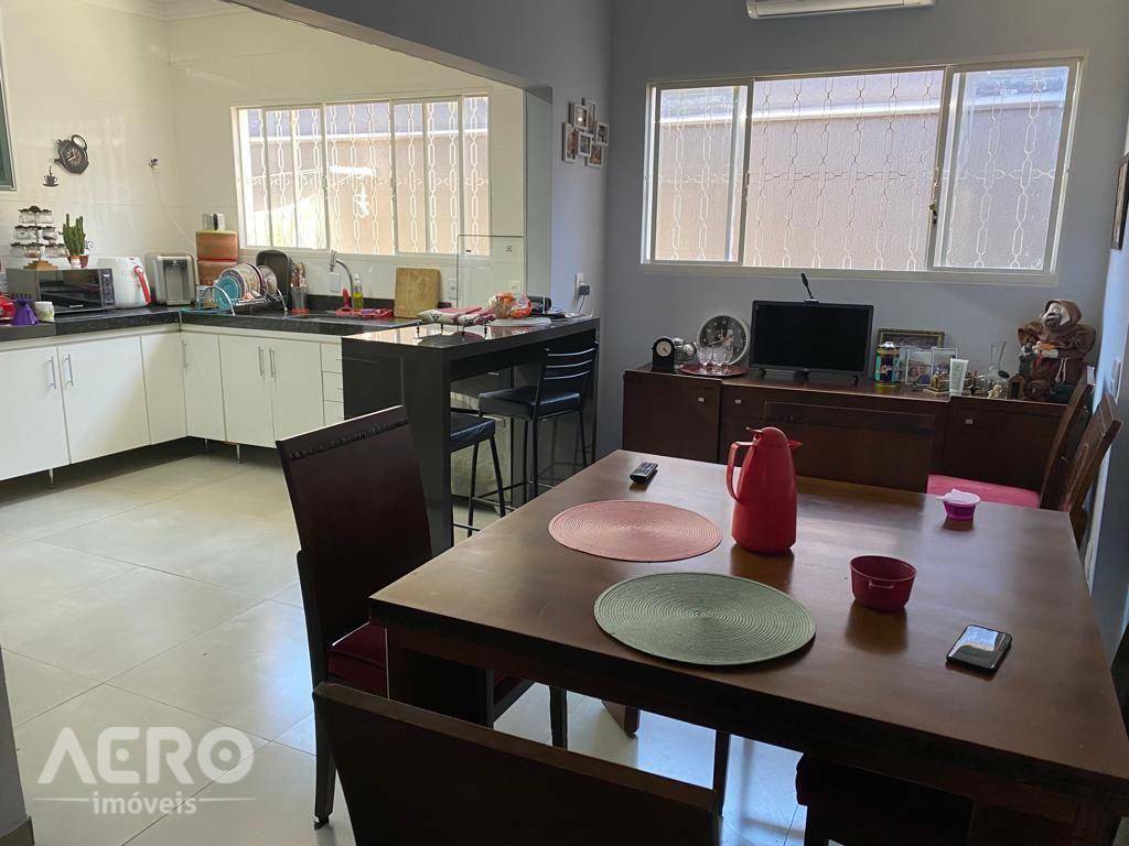 Casa à venda com 4 quartos, 250m² - Foto 8