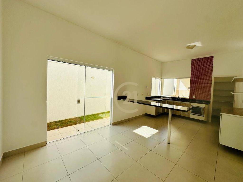 Casa de Condomínio para alugar com 4 quartos, 240m² - Foto 5