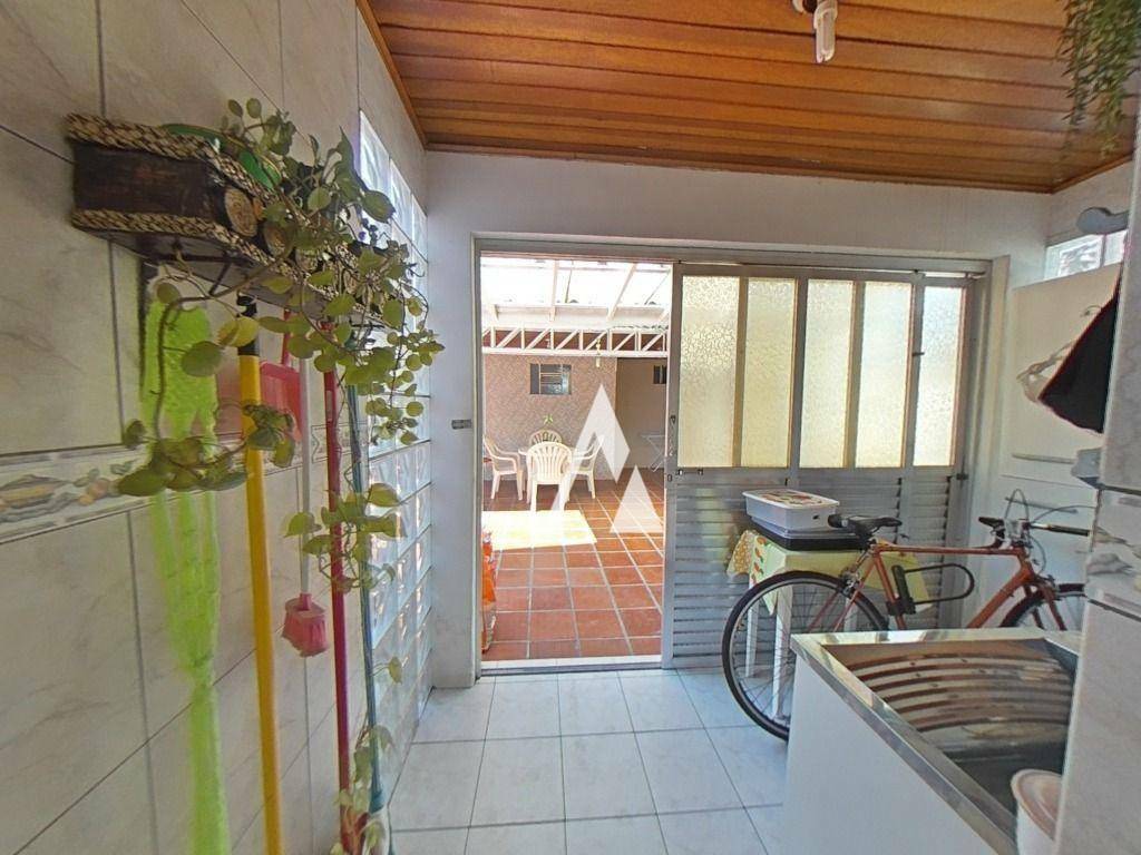 Casa à venda com 3 quartos, 210m² - Foto 8