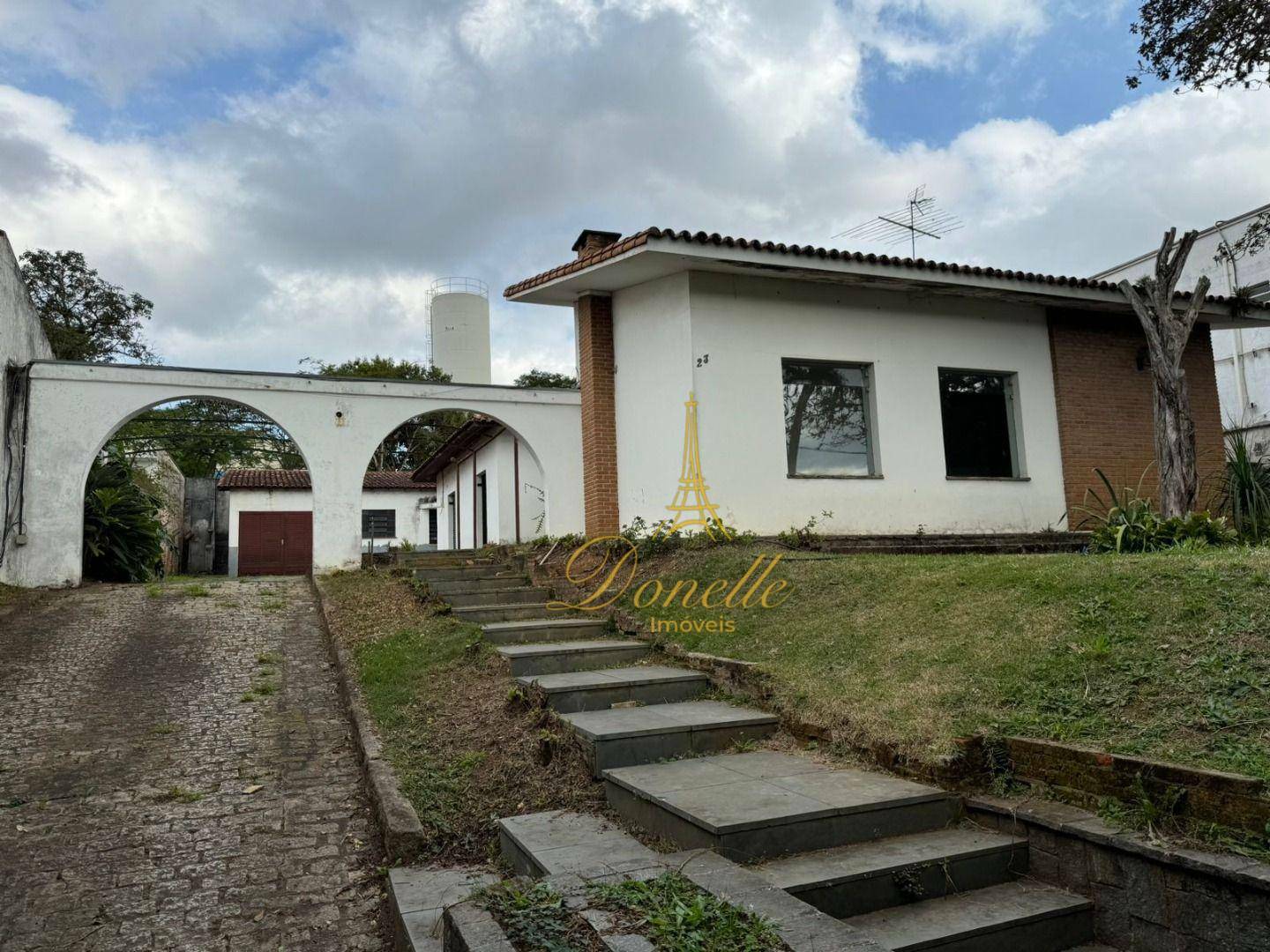 Casa para alugar com 4 quartos, 270m² - Foto 1