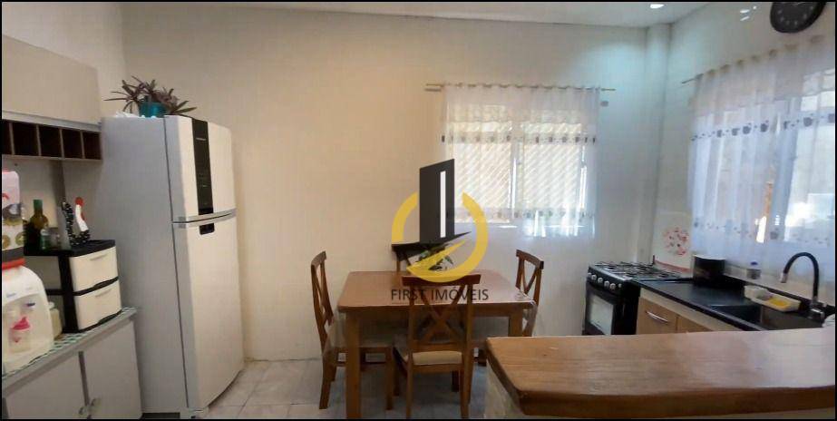 Casa à venda com 3 quartos, 150m² - Foto 2