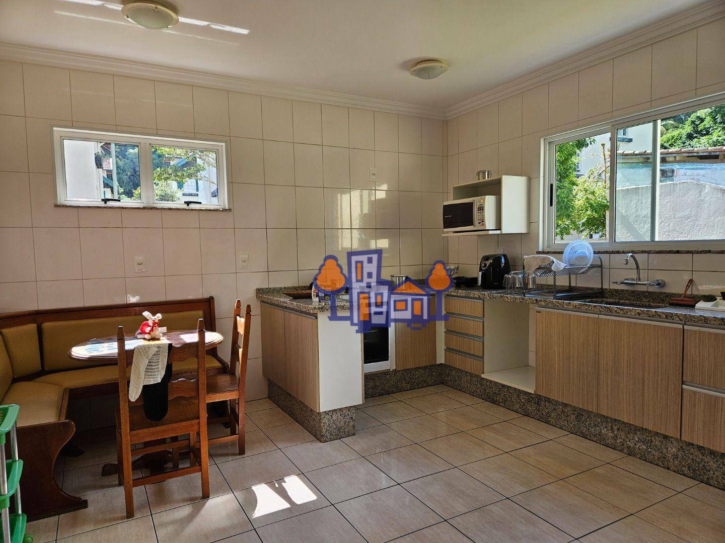 Casa à venda com 5 quartos, 326m² - Foto 11