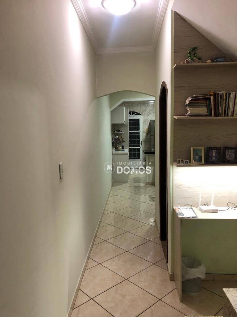 Casa à venda com 3 quartos, 210m² - Foto 2