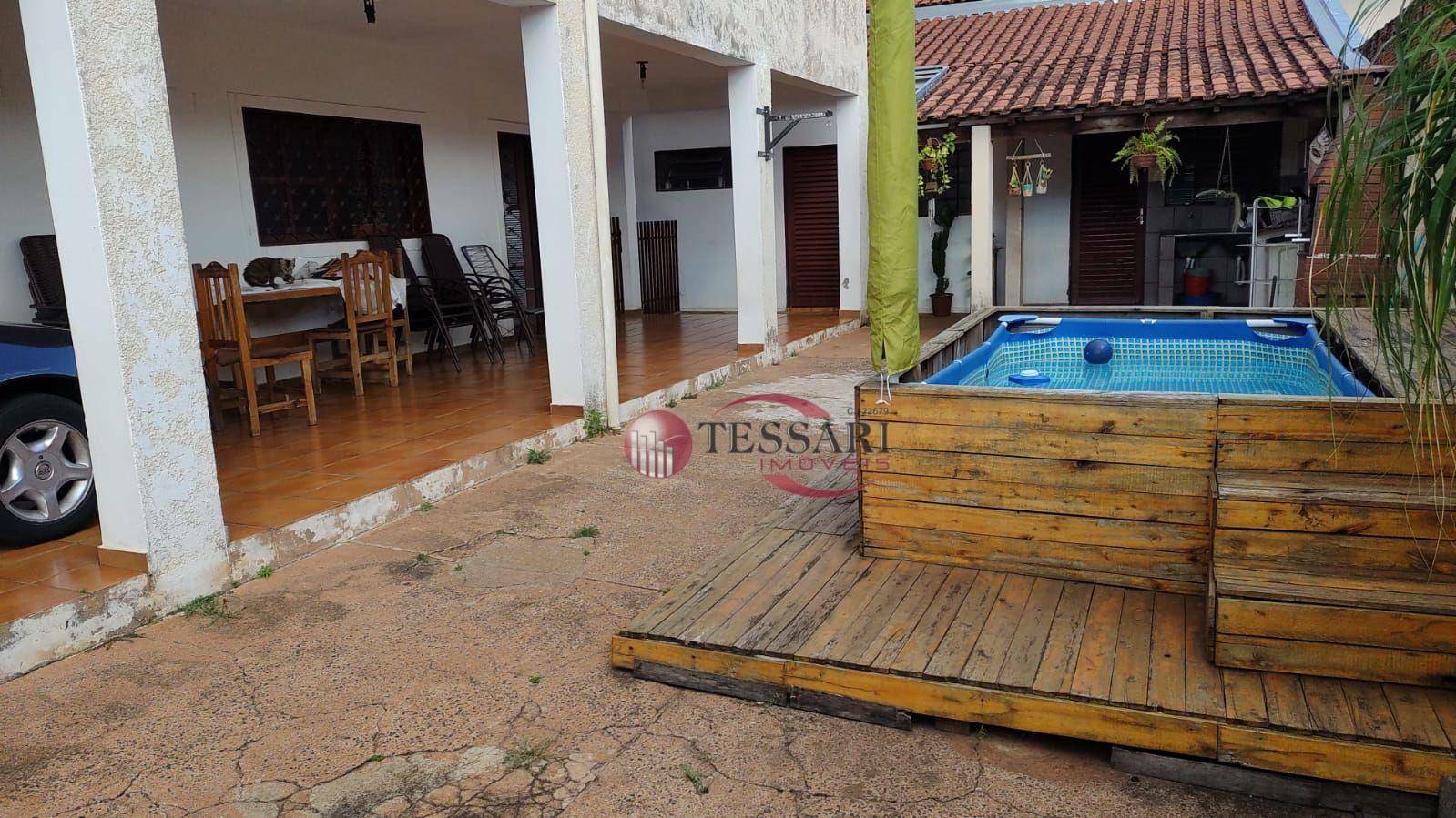 Casa à venda com 3 quartos, 200m² - Foto 1