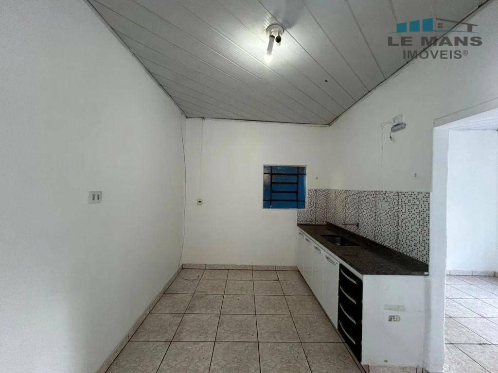 Casa para alugar com 2 quartos, 40m² - Foto 11