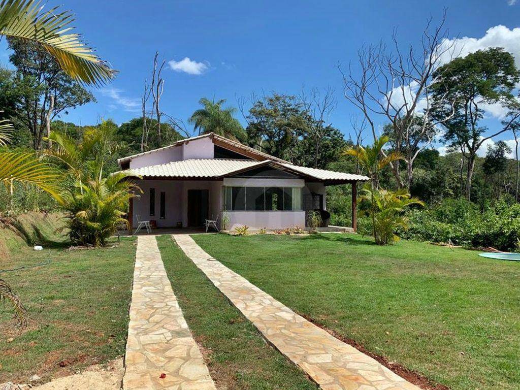 Casa à venda e aluguel com 3 quartos, 200m² - Foto 2