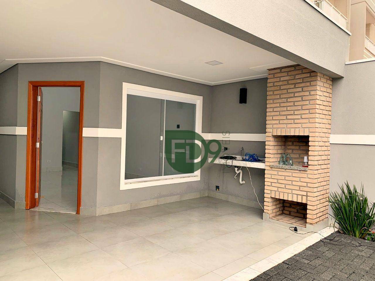 Casa à venda com 3 quartos, 118m² - Foto 1