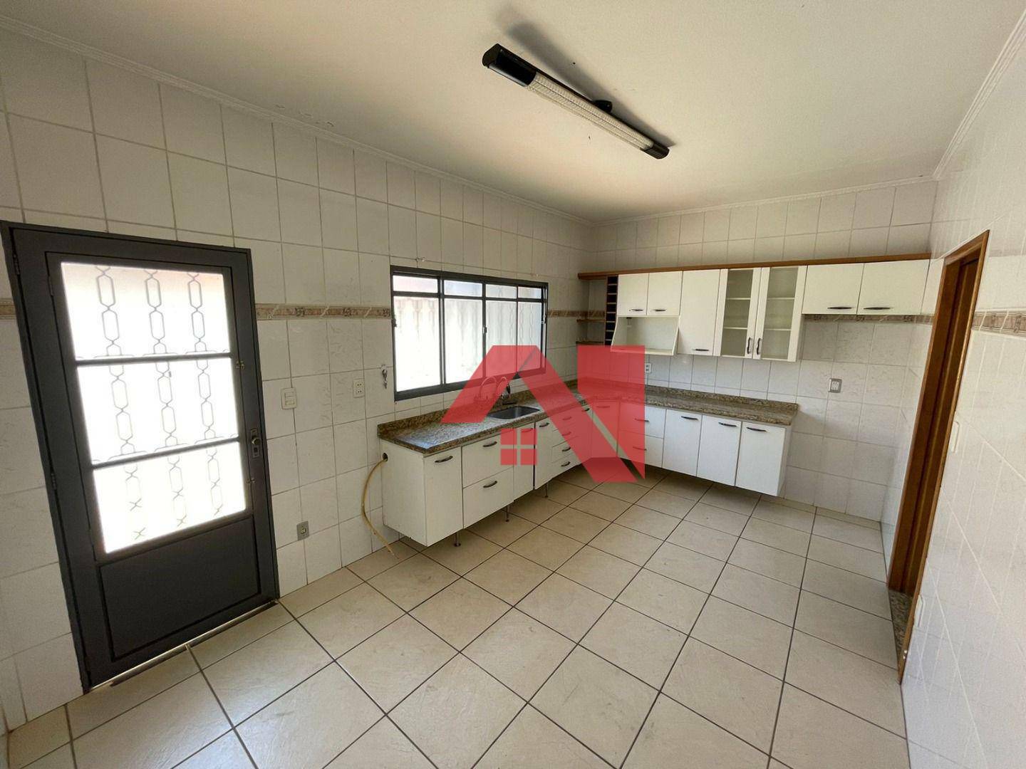 Casa à venda com 5 quartos, 230m² - Foto 1