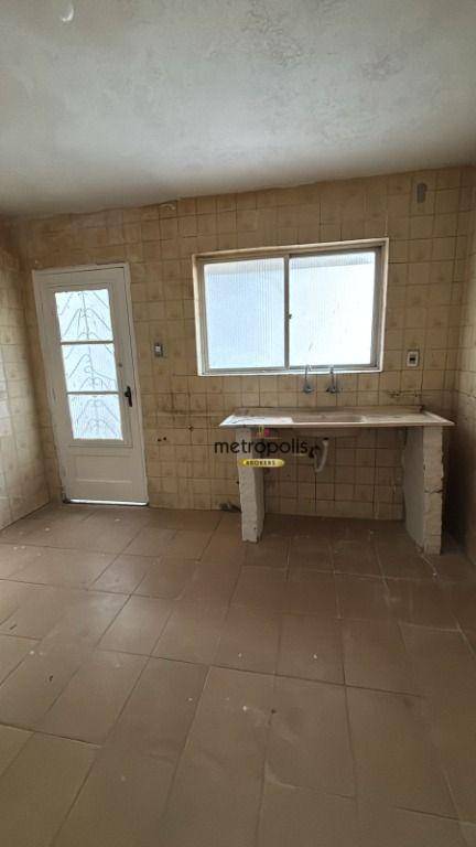 Casa para alugar com 2 quartos, 250m² - Foto 16