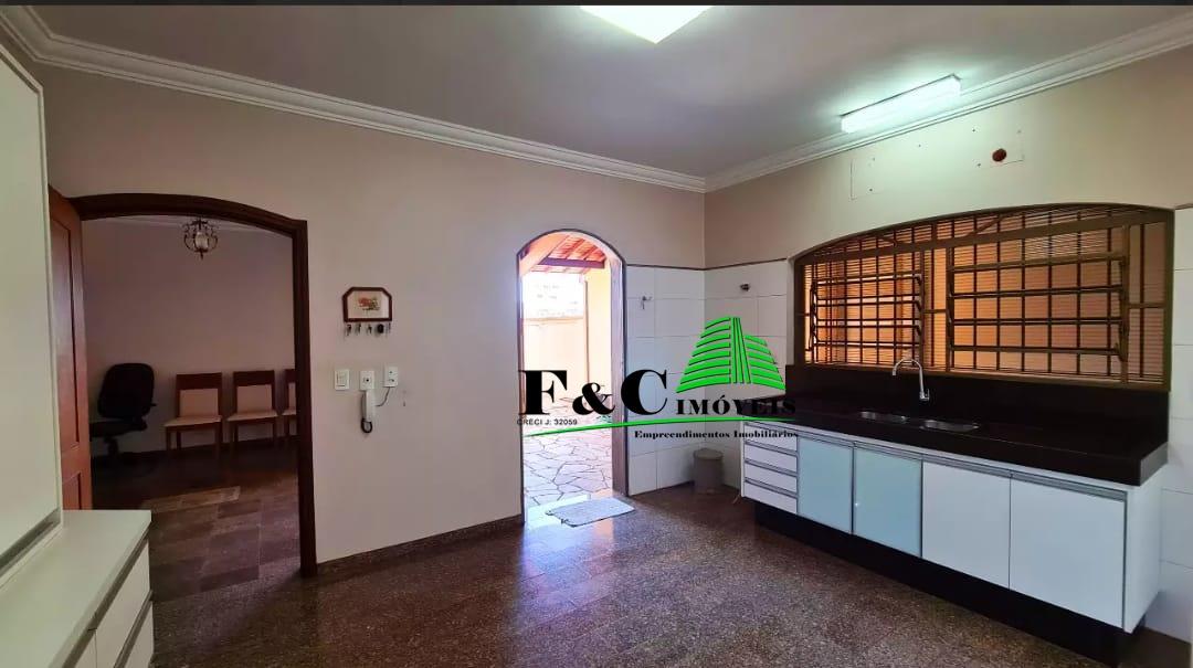 Casa à venda com 4 quartos, 500m² - Foto 4