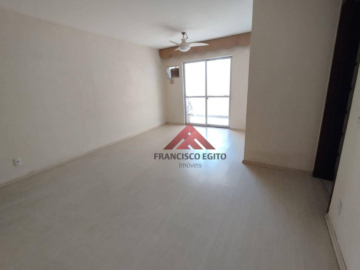 Apartamento à venda com 2 quartos, 70m² - Foto 3