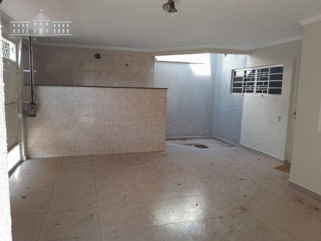 Casa à venda com 4 quartos, 231m² - Foto 2