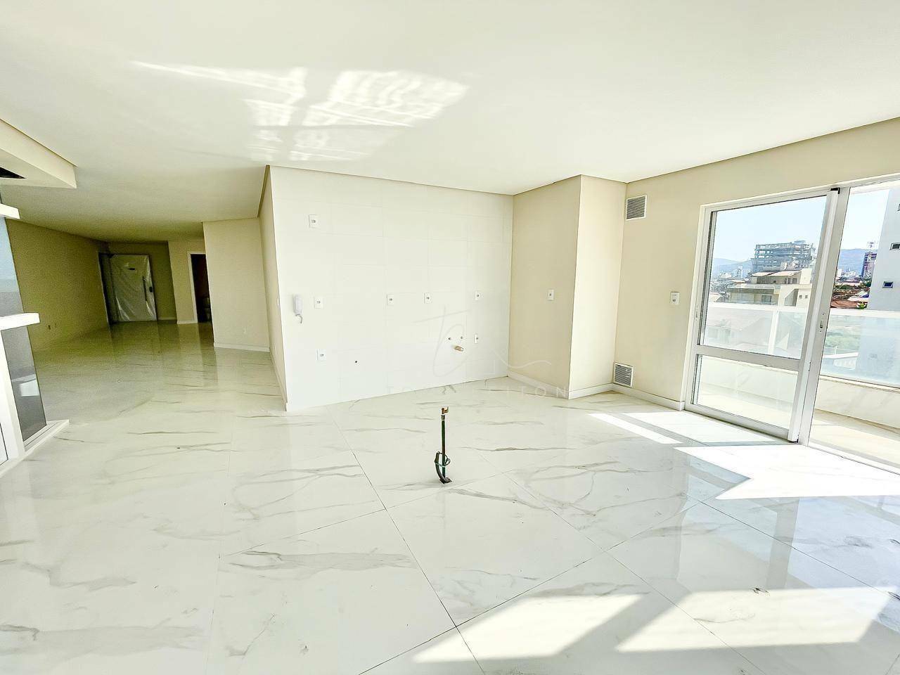 Apartamento à venda com 4 quartos, 157m² - Foto 2