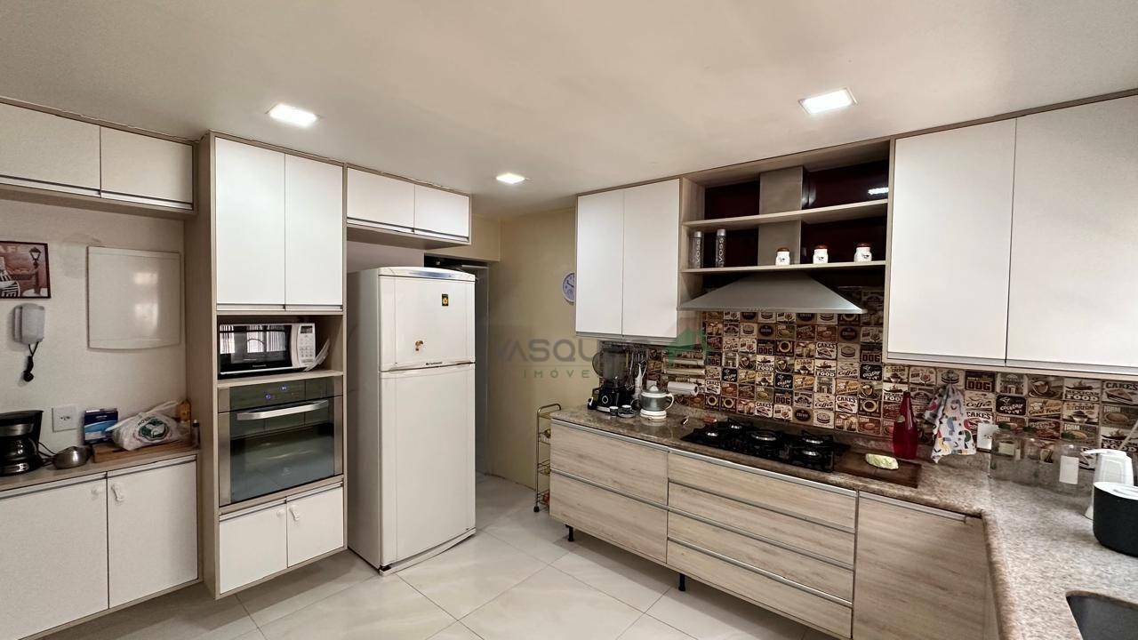 Casa à venda com 4 quartos, 371m² - Foto 8