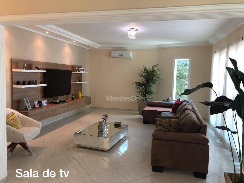 Casa à venda e aluguel com 3 quartos, 238m² - Foto 1