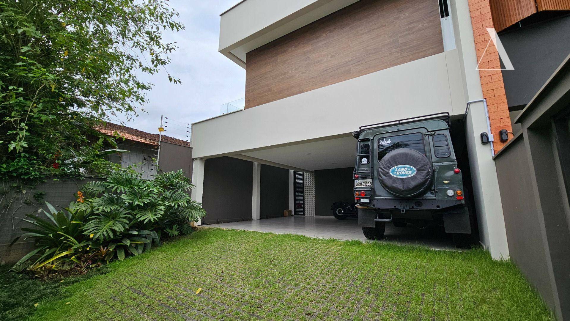 Casa à venda com 3 quartos, 225m² - Foto 1