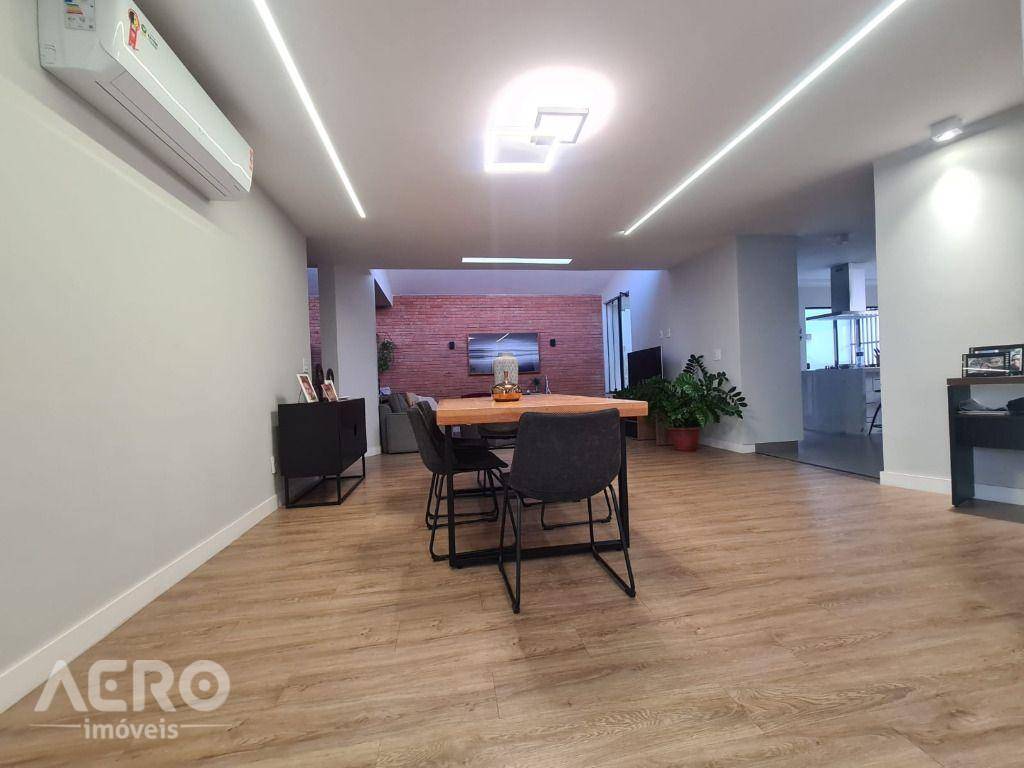 Casa à venda com 3 quartos, 252m² - Foto 28