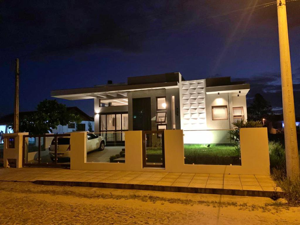 Casa à venda com 3 quartos, 141m² - Foto 1