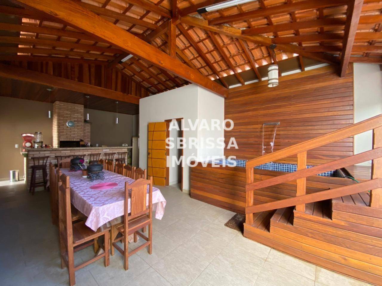 Casa à venda com 2 quartos, 176m² - Foto 1