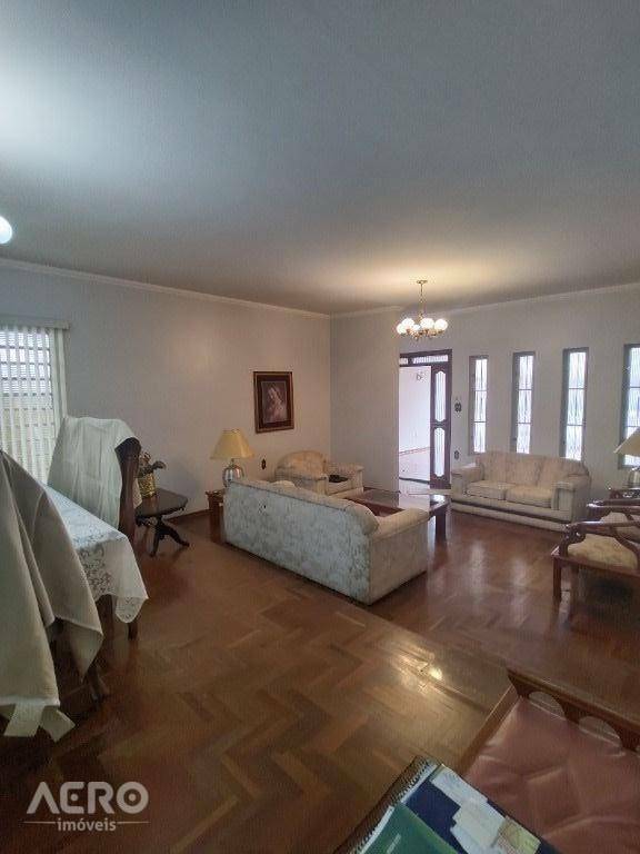 Casa à venda com 4 quartos, 272m² - Foto 1