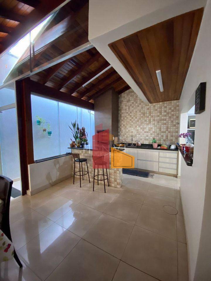 Casa à venda com 4 quartos, 322m² - Foto 1