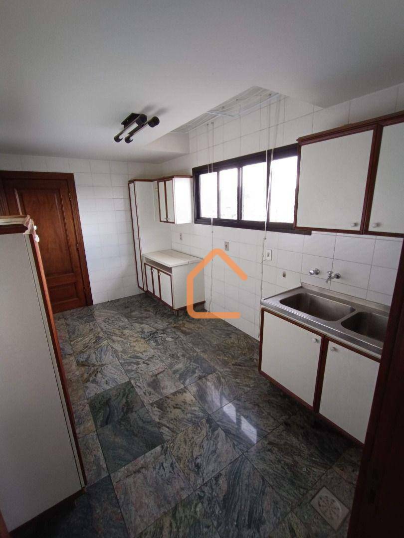 Apartamento à venda com 3 quartos, 227m² - Foto 12