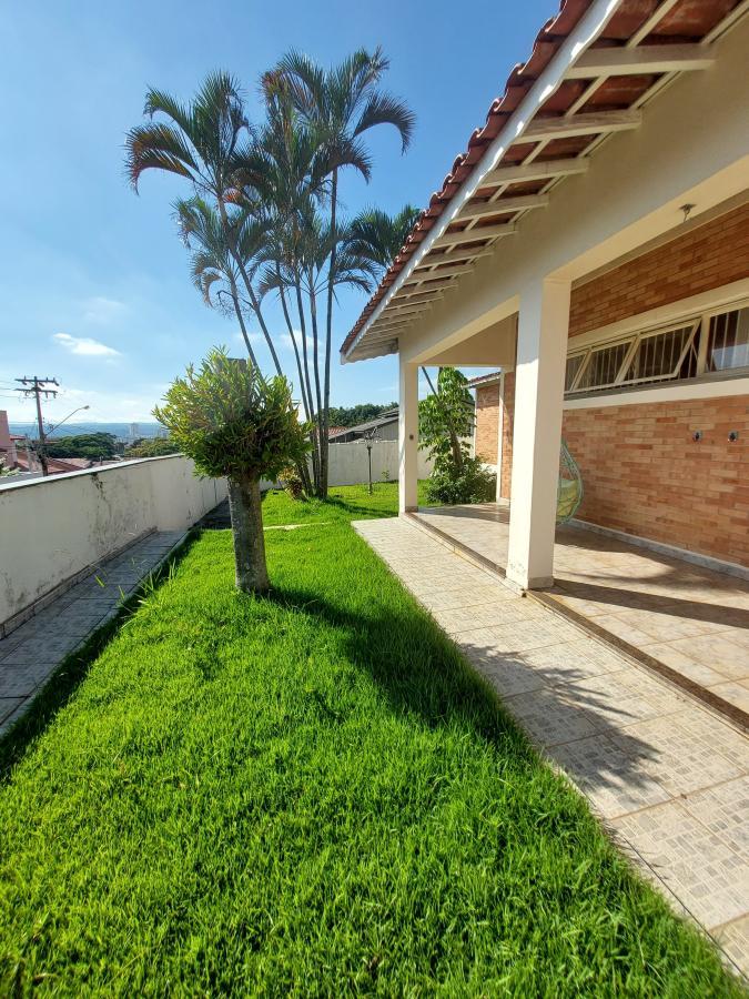 Casa à venda com 3 quartos, 600m² - Foto 1