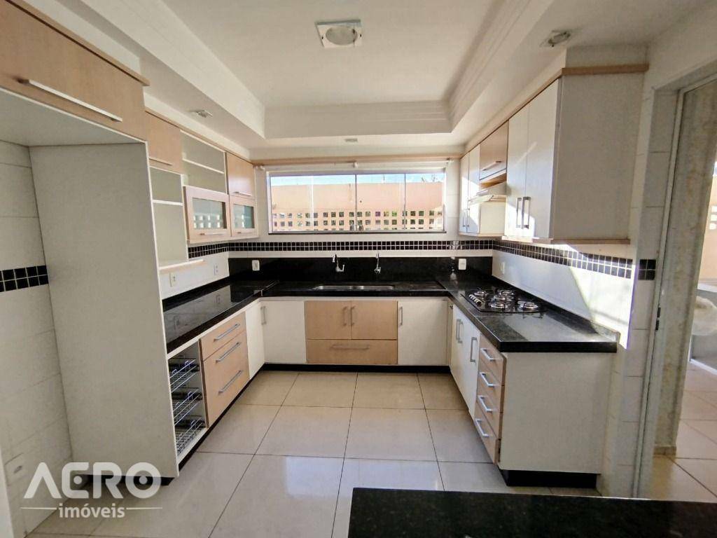 Casa para alugar com 3 quartos, 210m² - Foto 10