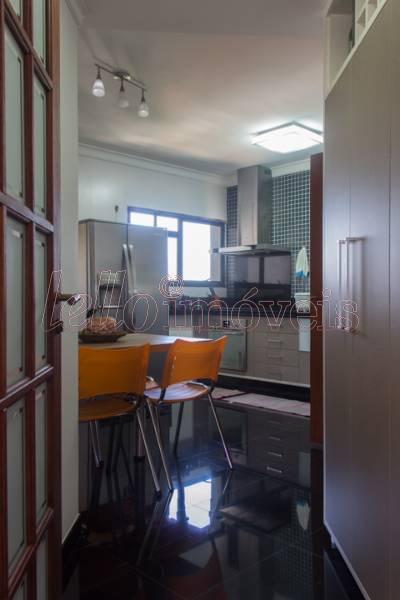 Apartamento à venda com 3 quartos, 167m² - Foto 2