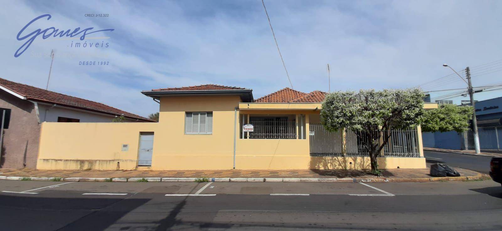 Casa à venda com 3 quartos, 224m² - Foto 1