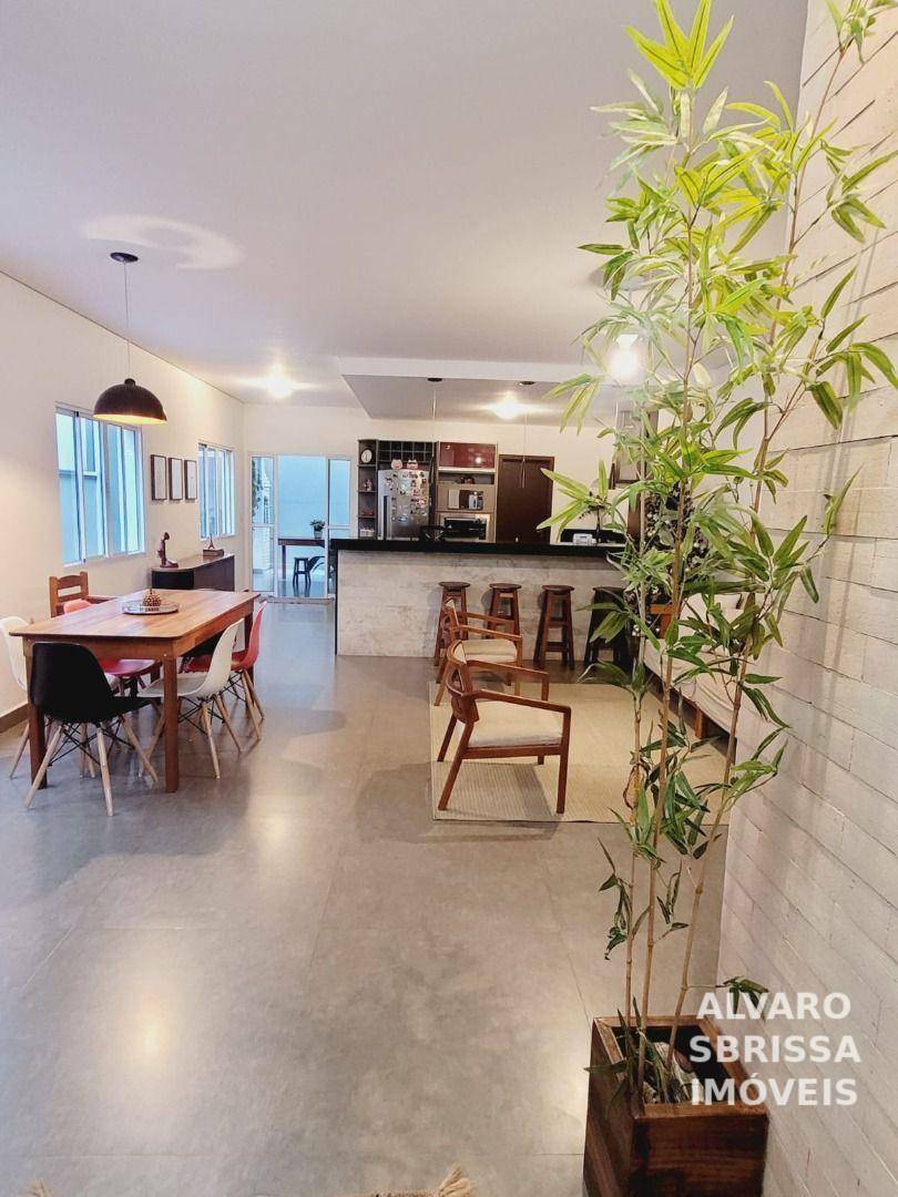 Casa à venda com 3 quartos, 205m² - Foto 1