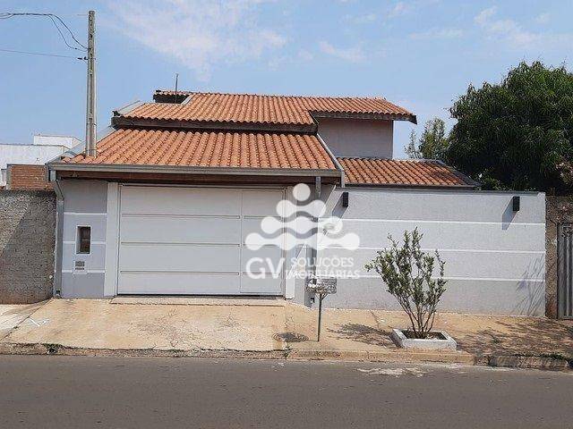 Casa à venda com 2 quartos, 140m² - Foto 1